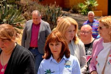 Un vecino echa un cable para la misa en Tecén (Foto Francisco J. Santana)